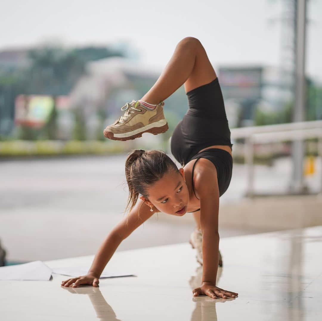 Jennifer Bachdimさんのインスタグラム写真 - (Jennifer BachdimInstagram)「No better way than starting your day with a Workout 💪🏼❤️🙌🏼 . . So proud of all these strong and powerful women who joined my limited  #workoutwithJen today! Thank you @smwjakarta and @senayancity for arranging my morning workout session! Let’s arrange an other #workoutwithJen real soon!! . . Just want to share my gratitude before I end this post! Feeling so blessed and grateful to be able to spread the word to live more healthy, active and happy! Sending lots of love, Jennifer xxx . . #morningworkout #SMW #JenniferBachdim #teamBachdim #fitsquad #strongmom」11月12日 15時39分 - jenniferbachdim