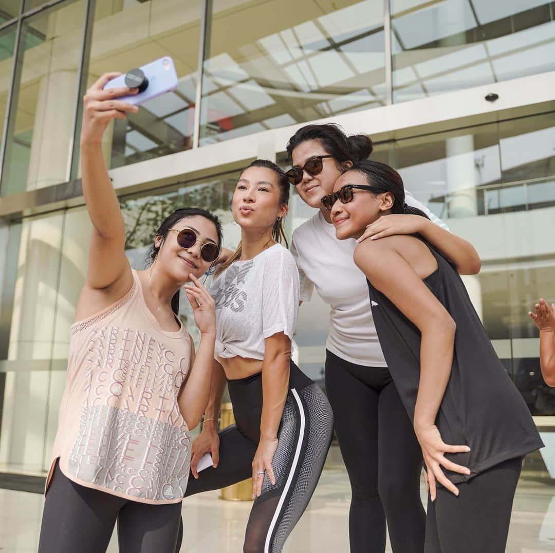 Jennifer Bachdimさんのインスタグラム写真 - (Jennifer BachdimInstagram)「No better way than starting your day with a Workout 💪🏼❤️🙌🏼 . . So proud of all these strong and powerful women who joined my limited  #workoutwithJen today! Thank you @smwjakarta and @senayancity for arranging my morning workout session! Let’s arrange an other #workoutwithJen real soon!! . . Just want to share my gratitude before I end this post! Feeling so blessed and grateful to be able to spread the word to live more healthy, active and happy! Sending lots of love, Jennifer xxx . . #morningworkout #SMW #JenniferBachdim #teamBachdim #fitsquad #strongmom」11月12日 15時39分 - jenniferbachdim