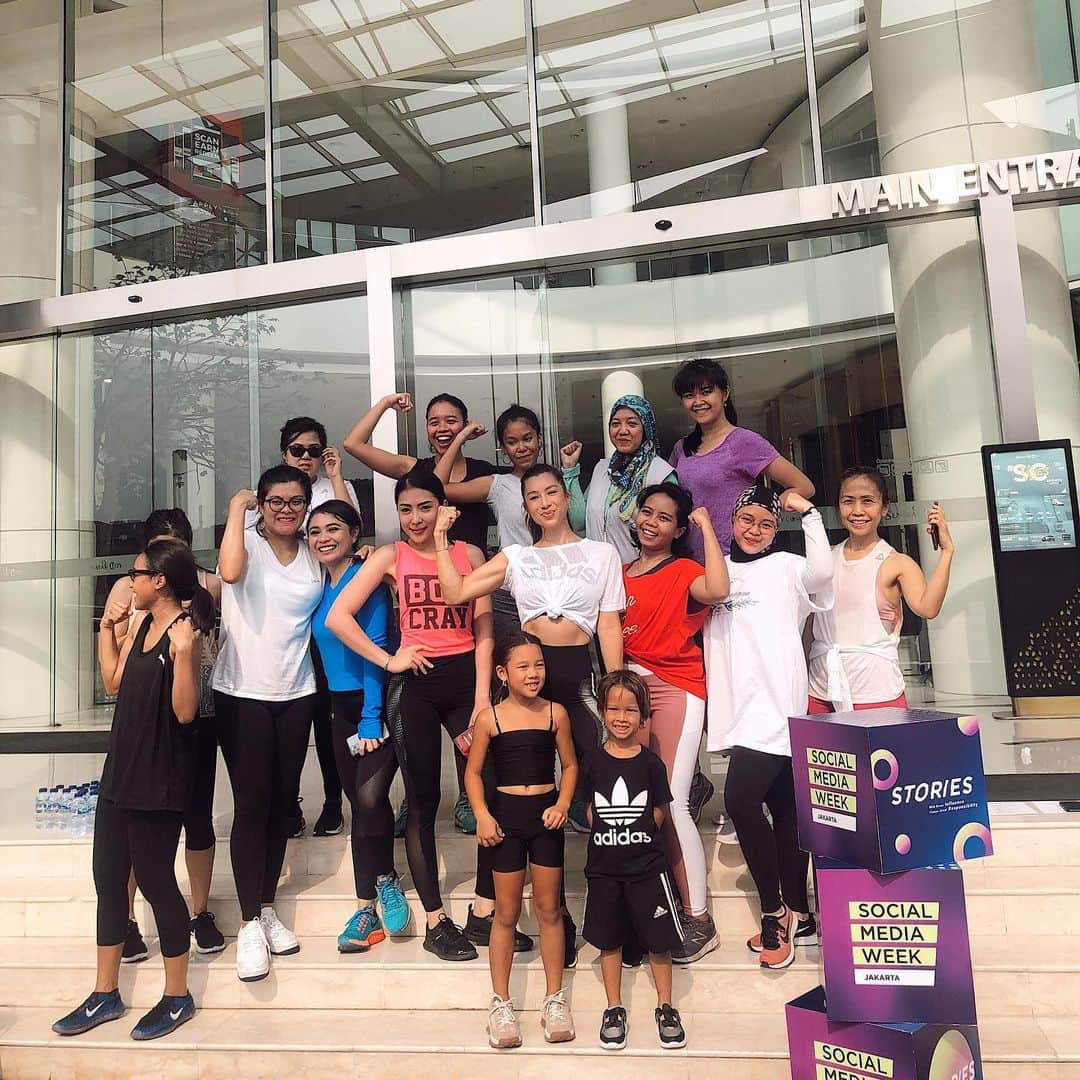 Jennifer Bachdimさんのインスタグラム写真 - (Jennifer BachdimInstagram)「No better way than starting your day with a Workout 💪🏼❤️🙌🏼 . . So proud of all these strong and powerful women who joined my limited  #workoutwithJen today! Thank you @smwjakarta and @senayancity for arranging my morning workout session! Let’s arrange an other #workoutwithJen real soon!! . . Just want to share my gratitude before I end this post! Feeling so blessed and grateful to be able to spread the word to live more healthy, active and happy! Sending lots of love, Jennifer xxx . . #morningworkout #SMW #JenniferBachdim #teamBachdim #fitsquad #strongmom」11月12日 15時39分 - jenniferbachdim