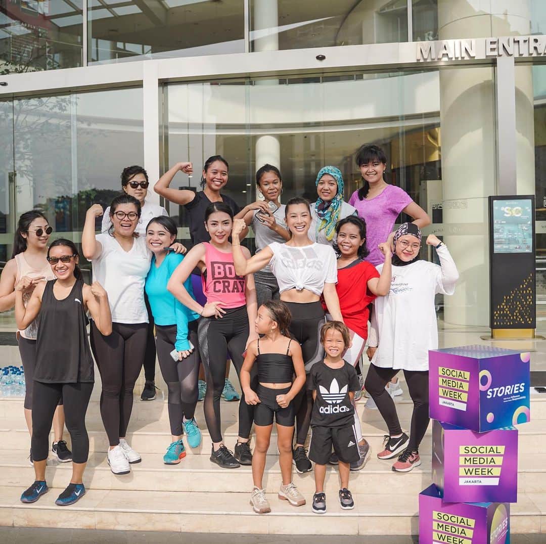 Jennifer Bachdimさんのインスタグラム写真 - (Jennifer BachdimInstagram)「No better way than starting your day with a Workout 💪🏼❤️🙌🏼 . . So proud of all these strong and powerful women who joined my limited  #workoutwithJen today! Thank you @smwjakarta and @senayancity for arranging my morning workout session! Let’s arrange an other #workoutwithJen real soon!! . . Just want to share my gratitude before I end this post! Feeling so blessed and grateful to be able to spread the word to live more healthy, active and happy! Sending lots of love, Jennifer xxx . . #morningworkout #SMW #JenniferBachdim #teamBachdim #fitsquad #strongmom」11月12日 15時39分 - jenniferbachdim