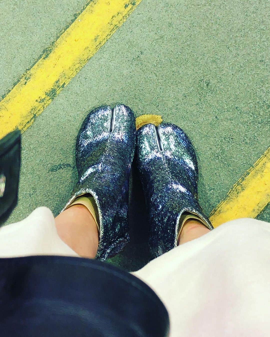 のインスタグラム：「👟👞👢👡👠 #今日の靴  #new  #shoes #shoestagram #shoestyle #shoesoftheday #shoesaddict #shoeslover #sotd #ootd  #tabi #boots #glitter  どんだけtabiすきなんだっていう笑」