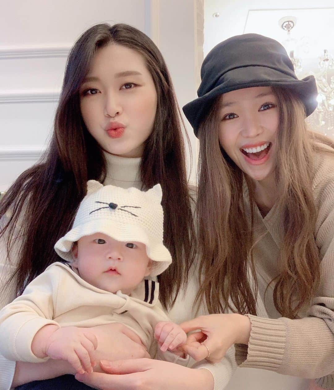 ジユルさんのインスタグラム写真 - (ジユルInstagram)「세상에.. 천사를 실물로 영접했습니다👼 아무 옷이나 사다줘도 찰떡같이 소화하는 걸 보니 모델 엄마아빠 아들이 맞구나 건우야 😍 아가도 아가지만 아기엄마가 왜 이렇게 예쁜거냐구요 👿 @xoxo_uzina  내 소중한 친구 유진이와 유진이가 낳은 또 다른 소중한 아가 건우. 유진이 말대로 건우는 건강하게만 자라주고 무엇보다 고생한 내친구,  대견하고 훌륭하고 엄마가 된 걸 축하해💕 그리고 늘 유진이곁에서 자상하게 최고의 남편과 아빠가 되어주시는 형부! 너무 멋지시고 최고에요👍」11月12日 16時02分 - jiyul_7