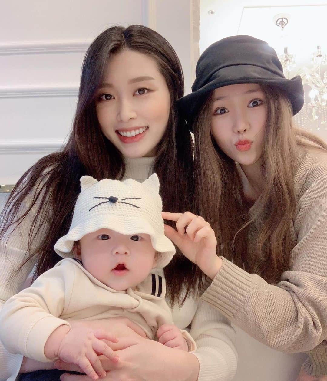 ジユルさんのインスタグラム写真 - (ジユルInstagram)「세상에.. 천사를 실물로 영접했습니다👼 아무 옷이나 사다줘도 찰떡같이 소화하는 걸 보니 모델 엄마아빠 아들이 맞구나 건우야 😍 아가도 아가지만 아기엄마가 왜 이렇게 예쁜거냐구요 👿 @xoxo_uzina  내 소중한 친구 유진이와 유진이가 낳은 또 다른 소중한 아가 건우. 유진이 말대로 건우는 건강하게만 자라주고 무엇보다 고생한 내친구,  대견하고 훌륭하고 엄마가 된 걸 축하해💕 그리고 늘 유진이곁에서 자상하게 최고의 남편과 아빠가 되어주시는 형부! 너무 멋지시고 최고에요👍」11月12日 16時02分 - jiyul_7
