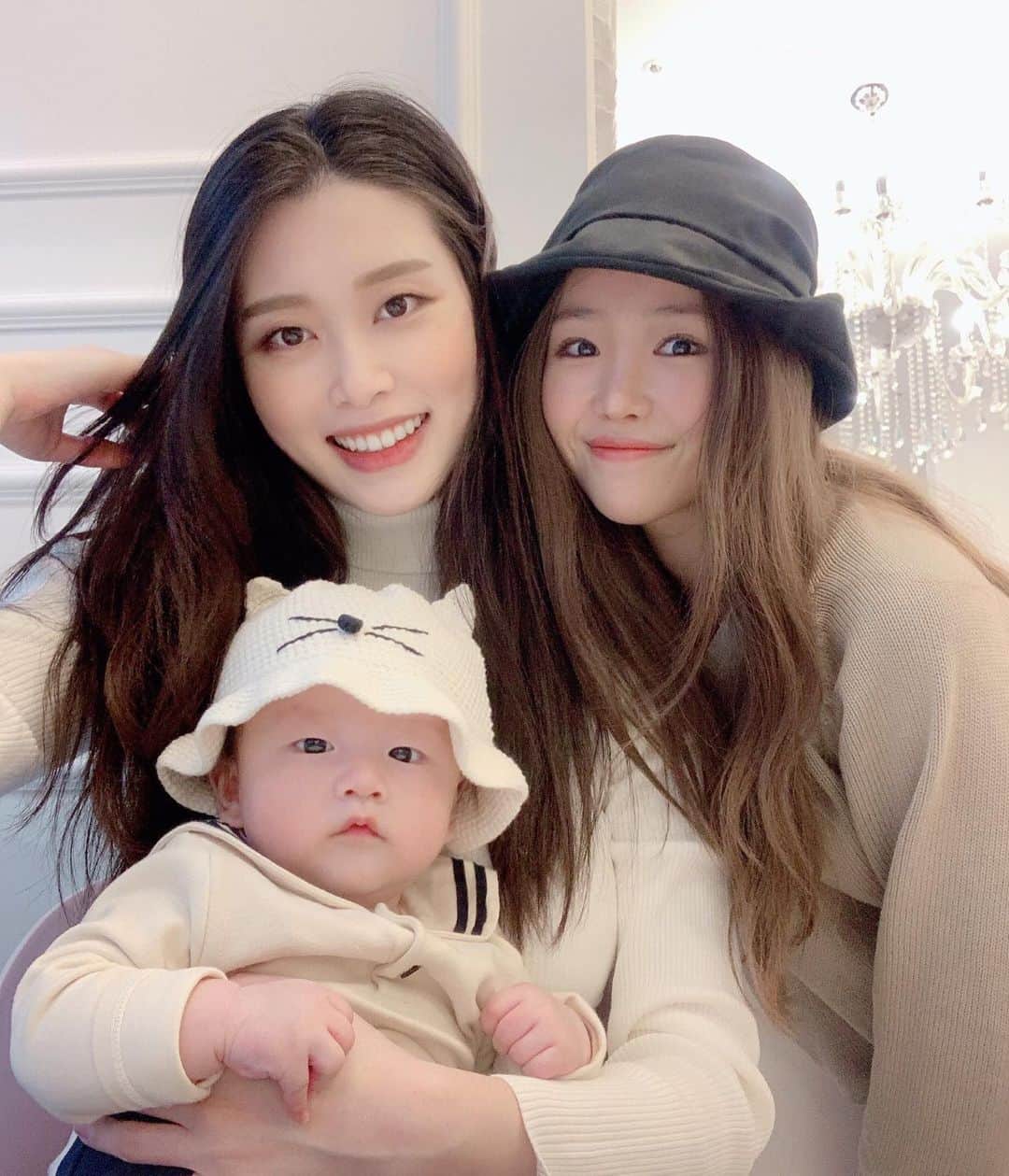 ジユルさんのインスタグラム写真 - (ジユルInstagram)「세상에.. 천사를 실물로 영접했습니다👼 아무 옷이나 사다줘도 찰떡같이 소화하는 걸 보니 모델 엄마아빠 아들이 맞구나 건우야 😍 아가도 아가지만 아기엄마가 왜 이렇게 예쁜거냐구요 👿 @xoxo_uzina  내 소중한 친구 유진이와 유진이가 낳은 또 다른 소중한 아가 건우. 유진이 말대로 건우는 건강하게만 자라주고 무엇보다 고생한 내친구,  대견하고 훌륭하고 엄마가 된 걸 축하해💕 그리고 늘 유진이곁에서 자상하게 최고의 남편과 아빠가 되어주시는 형부! 너무 멋지시고 최고에요👍」11月12日 16時02分 - jiyul_7