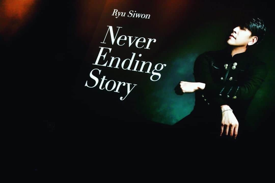 リュ・シウォンさんのインスタグラム写真 - (リュ・シウォンInstagram)「. #앨범 발매이벤트📌in tokyo . # NEVER ENDING STORY...💗일본15주년📌 #일본에서의 30번째...CD앨범🙄 . .」11月12日 21時29分 - ryusiwon106