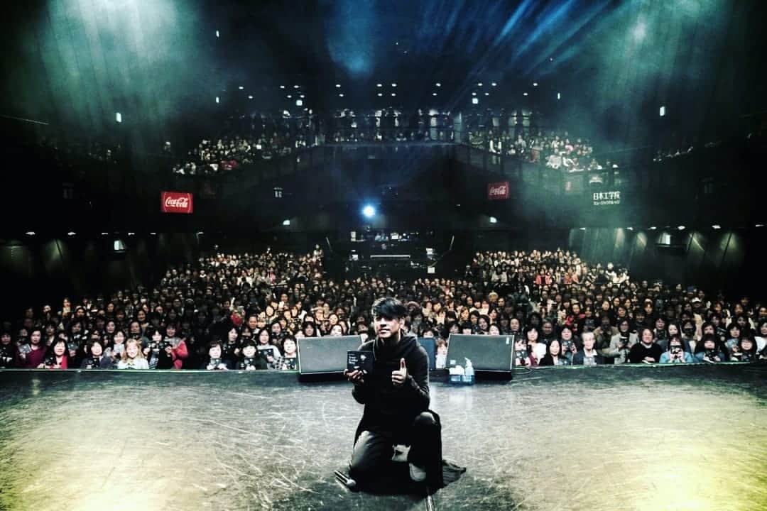 リュ・シウォンのインスタグラム：「. #앨범 발매이벤트📌in tokyo . # NEVER ENDING STORY...💗일본15주년📌 #일본에서의 30번째...CD앨범🙄 . .」