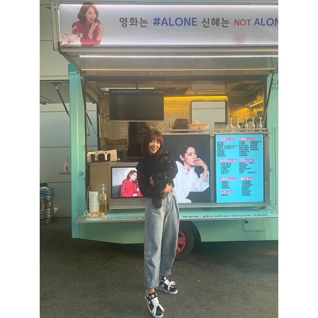 パク・シネさんのインスタグラム写真 - (パク・シネInstagram)「콩순아, 여기봐바 여기!! #박신혜갤러리 고마워요!! 밥 못먹고 왔는데 왕행복❤️❤️ 그대들이 있어서 나는 혼자가 아니야!!! #인증샷은#준우씨가#찍어줬어요 #고마워요#준우씨 #고마워요#박신혜갤러리❤️❤️」11月12日 16時13分 - ssinz7