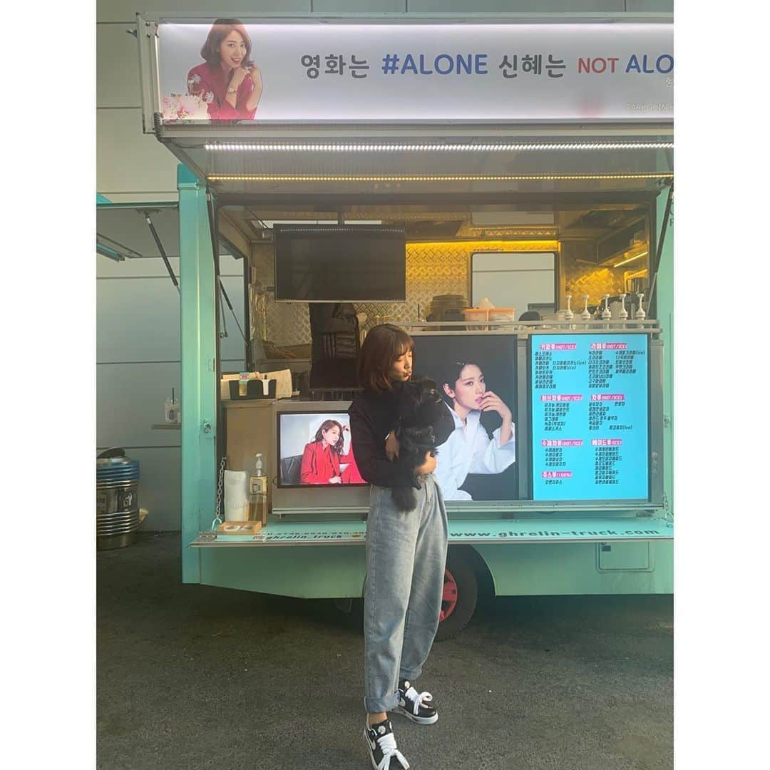 パク・シネさんのインスタグラム写真 - (パク・シネInstagram)「콩순아, 여기봐바 여기!! #박신혜갤러리 고마워요!! 밥 못먹고 왔는데 왕행복❤️❤️ 그대들이 있어서 나는 혼자가 아니야!!! #인증샷은#준우씨가#찍어줬어요 #고마워요#준우씨 #고마워요#박신혜갤러리❤️❤️」11月12日 16時13分 - ssinz7