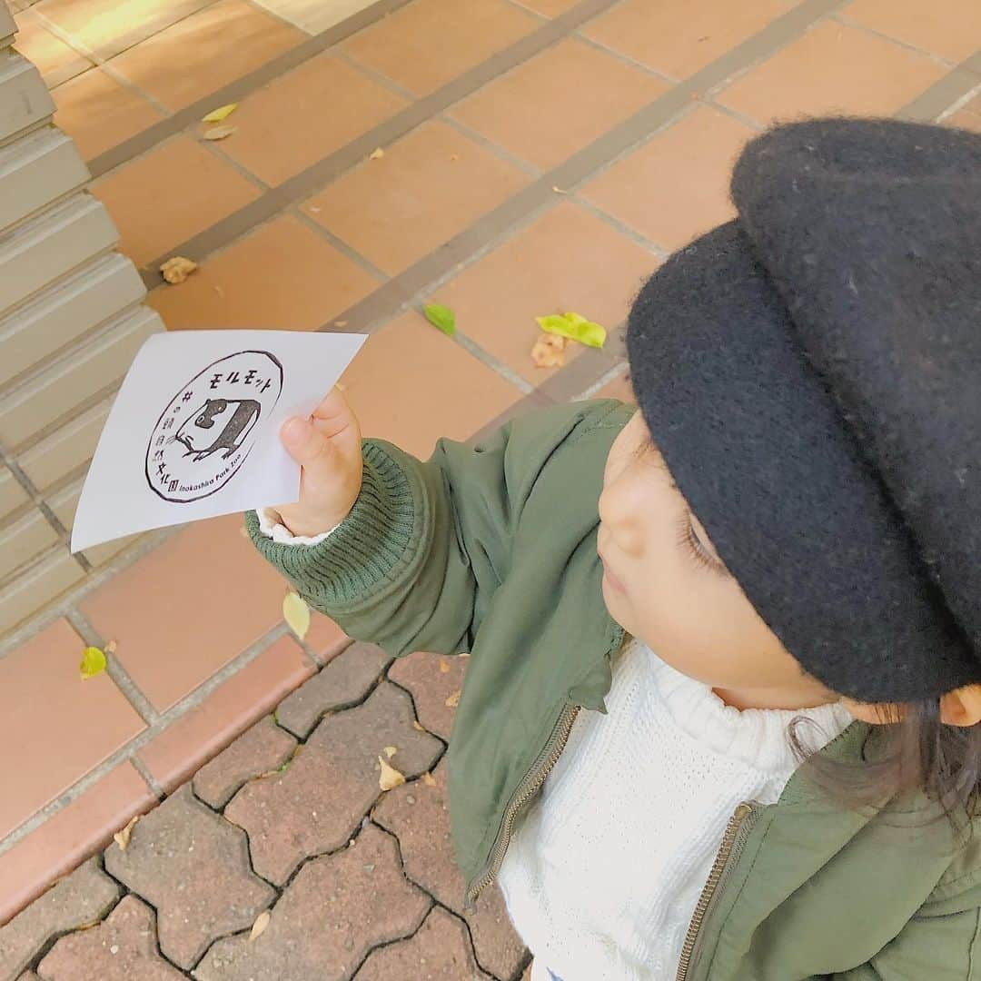 岡部玲子さんのインスタグラム写真 - (岡部玲子Instagram)「今日はお天気もよかったので、娘のリクエストでちょっとだけ動物園🐰 自然の中を歩き、緑のにおいがしてくると「いいにおいだねぇ〜っ☺️」と娘☺️ 娘は動物が大好きなので、大喜び‼️ 最後に押させてもらったモルモットのスタンプを大切そうに持ち帰りました☺️ 母さんは疲れましたけどね😅 年末年始にかけて色々告知もあるので、それらは解禁日が来たら随時アップしていきます☺️ #岡部玲子 #子育て #主婦 #アラフォーママ #タレント #レポーター #40代 #キャスター #アナウンサー #競馬キャスター #フリーアナウンサー #女子アナ #2児ママ #動物園 #吉祥寺 #東京 #住みたい街 #mama #talent #reporter #instagood #tokyo #kichijoji #zoo #nature #mamafashion #fastfashion #gu #loveyourself」11月12日 16時06分 - reiko_okabe