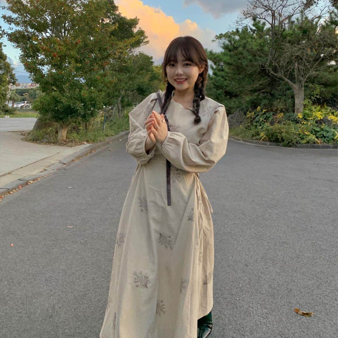 ホン・ヨンギさんのインスタグラム写真 - (ホン・ヨンギInstagram)「진짜 세상 사랑스런 원피스🍂🍂✨✨ 제주도 날씨도 좋아서 입기 딱 좋다 👏🏻👏🏻 #네이버셀렉티브위크 에서 최대 5만원까지 지금 페이백해주고 있어용 ⠀ 네이버에 #셀렉티브위크 를 검색해보세요! ⠀ #유료광고 #네이버셀렉티브위크#셀렉티브위크#5만원페이백#selective#ad」11月12日 16時08分 - kisy0729