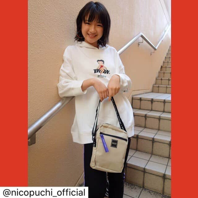 ALGY 【alternative + girly ＝ ALGY 】さんのインスタグラム写真 - (ALGY 【alternative + girly ＝ ALGY 】Instagram)「.りぽすと @nicopuchi_official 🌈プチモのふろくの使い方🌈﻿ ﻿ ﻿ 8人目はミウ！！！﻿ ﻿ 🌼ミウより🌼﻿ １２月号の付録はアルジーさんのショルダーバッグ👜﻿ どんなお洋服にも合わせやすいカラーです。(^_-)-☆﻿ 差し色の紫色のチャームも可愛くて大好き❣写真はパンツのラインも紫で合わせてみました♪﻿ 生地もすごく丈夫なので重たいゲームや本、スマホなどもたくさん入っちゃう!(^^)!﻿ レッスンの移動時間にすぐに出せる物を入れて楽しんでます💕﻿ ﻿ ﻿ ﻿ #ニコプチ﻿ #ニコプチふろく #和田美羽﻿ #ミウ﻿ #プチモ﻿ #アルジー﻿ #ショルダーバッグ﻿ #ニコプチふろくのある生活﻿ #ALGY」11月12日 16時21分 - algy_official