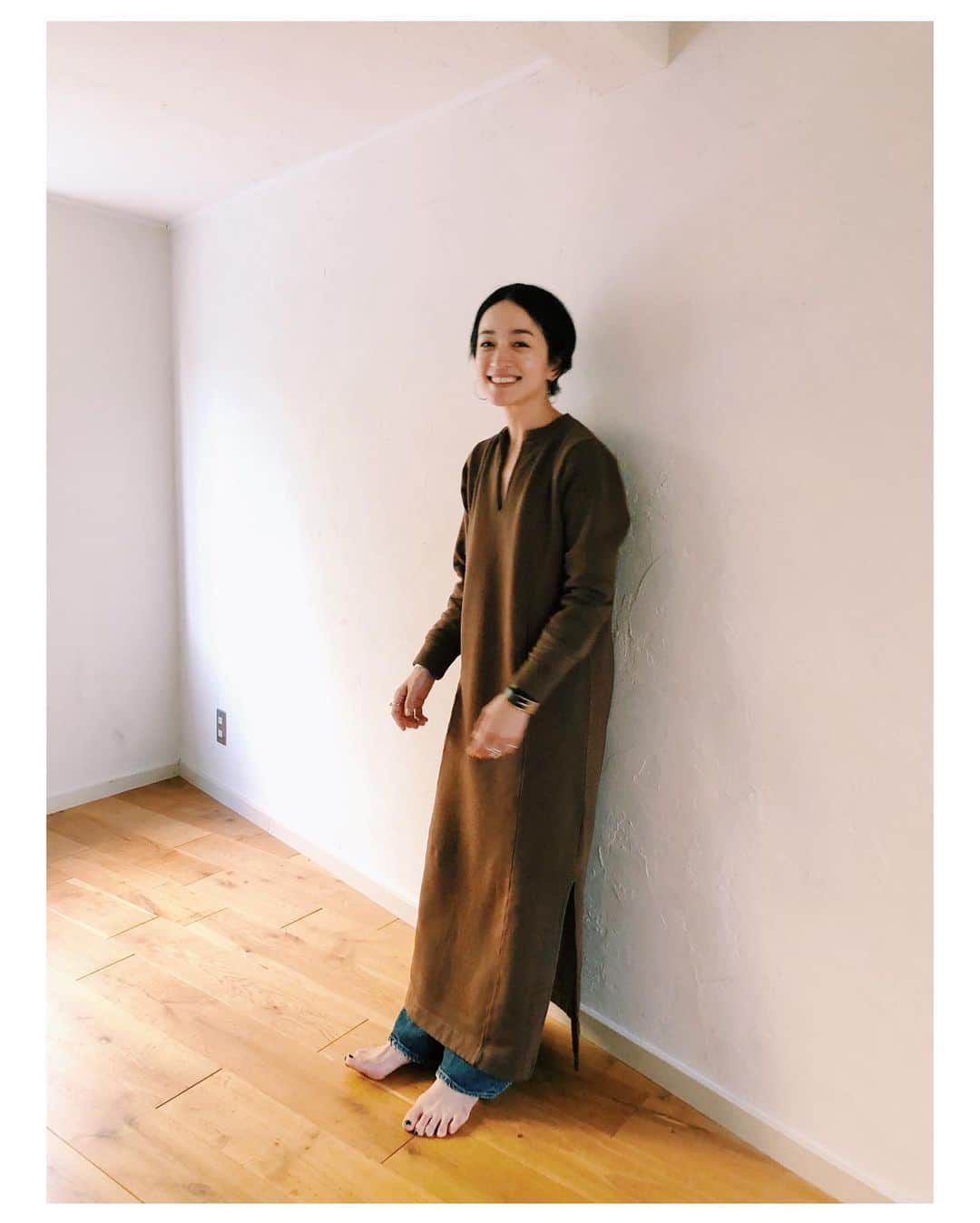 高山都さんのインスタグラム写真 - (高山都Instagram)「お料理撮影に大活躍なスウェットワンピースはoblectでコラボで作らせてもらったもの。 今日はデニム合わせで。 楽ちんで洗えて、スッキリ見えるし、ほんとこれ使える。 #都ふく 16日から始まる福岡六本松蔦屋書店さんでの　#高山都の美食姿展　にもオブレクトの洋服たち並びます！！」11月12日 16時14分 - miyare38