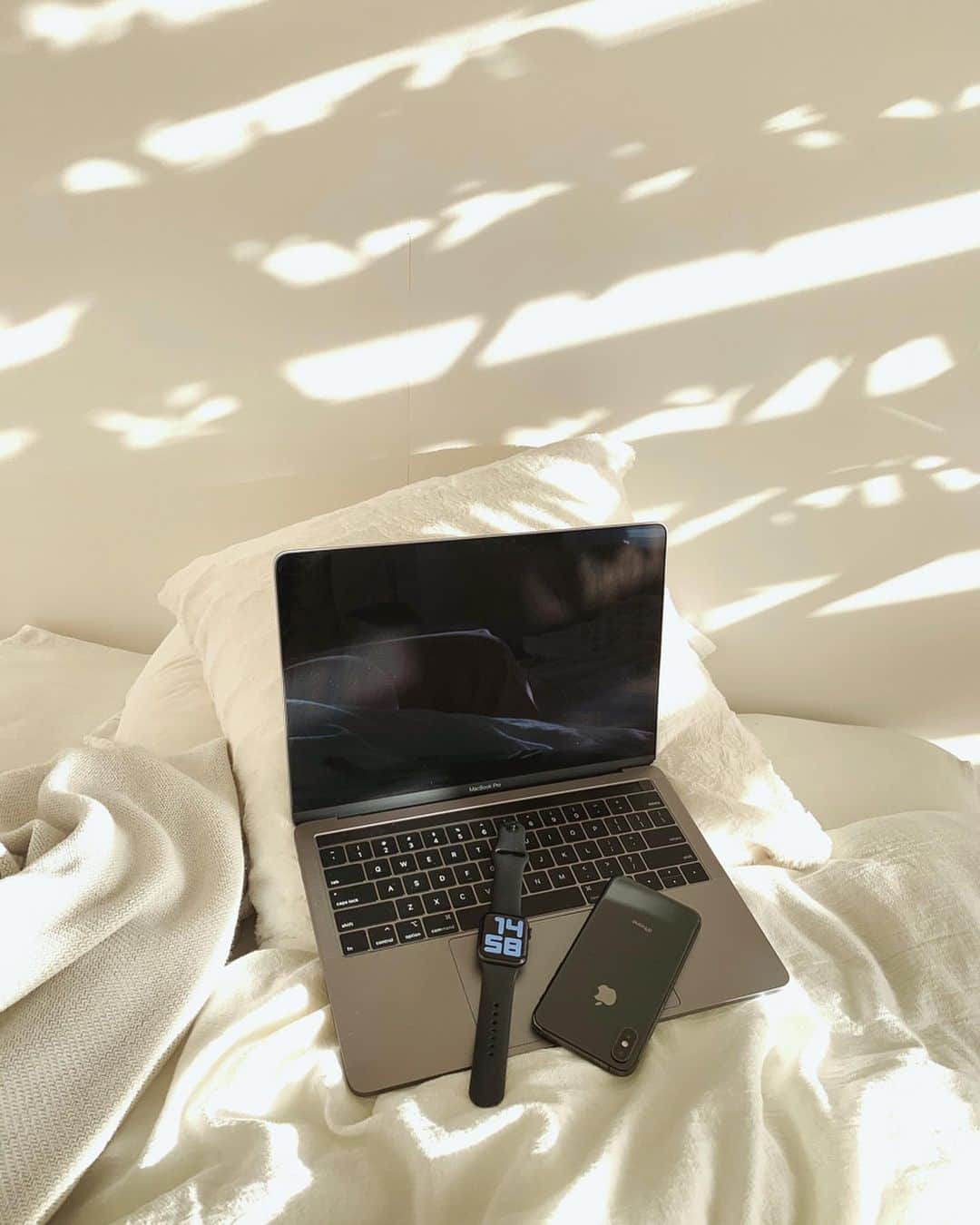 持永真実のインスタグラム：「増税前に買い替えたもの﻿ 🍎PCをairからproに﻿ ﻿ やっぱりJIS配列よりUSキーボードの方が打ちやすい！﻿ ﻿ ﻿ 🍎アップルウォッチ4から5に﻿ ﻿ 文字盤が常時点灯するの、今まで無かった機能だからうれしい♡﻿ 3.4とステンレス使ってたけど今回は軽さ重視でアルミにしたよ！﻿ ちなみに時計はデジタル表示派◎﻿ ﻿ #Apple #AppleWatch5 #macbookpro﻿」