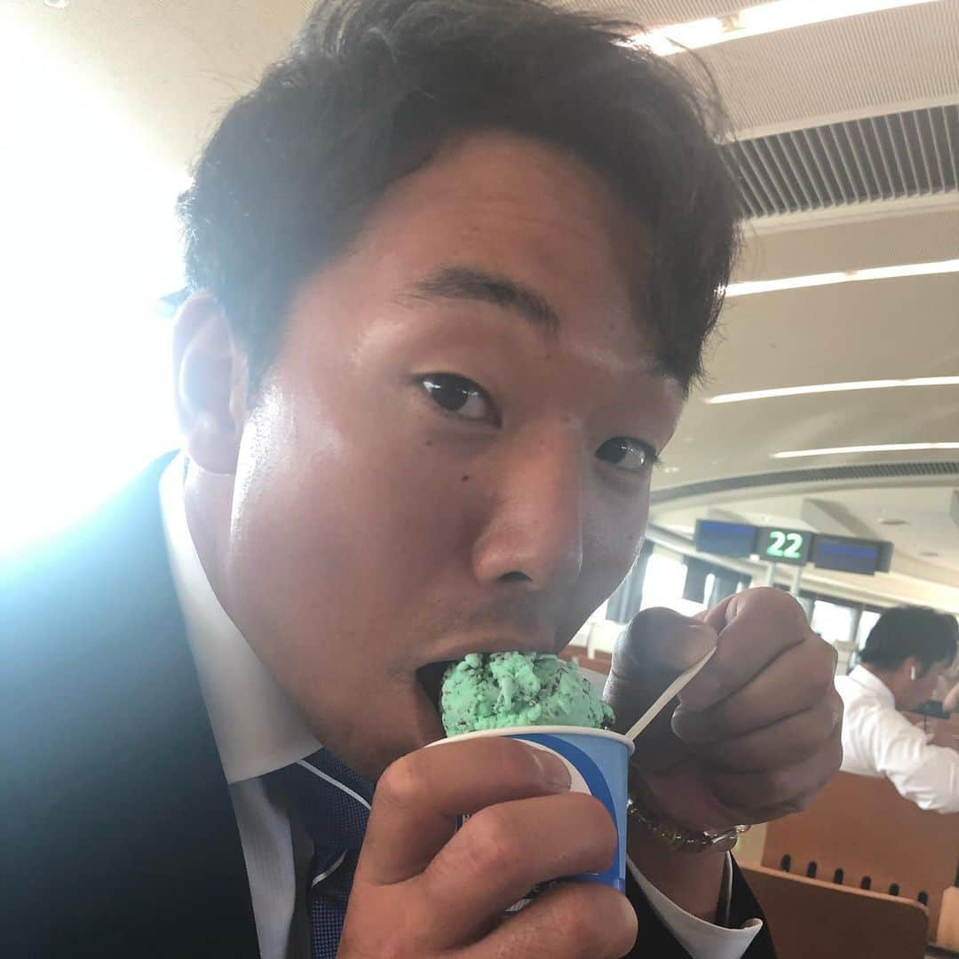 西村天裕さんのインスタグラム写真 - (西村天裕Instagram)「キャンプ終了いたしました！ ニュースにも出ていたように右太もも裏の違和感がありました。 キャンプ完走できなかったですけど肉離れしなくてよかったです。笑 また明日からしっかりやっていきます💪💪💪 皆さん！ファンフェスでお会いしましょう✌️ 今日のよしだwithりょー🙋‍♂️🙋‍♂️ #今日のよしだです🐴 #吉田侑樹 #石川亮 #西村天裕 #宇佐見真吾 #清水優心 #鈴木遼太郎  #秋季キャンプ #終了のお知らせ #fighters #那覇空港 #✈️ #ブルーシール  沖縄ありがとうございました！！」11月12日 16時17分 - takagra35