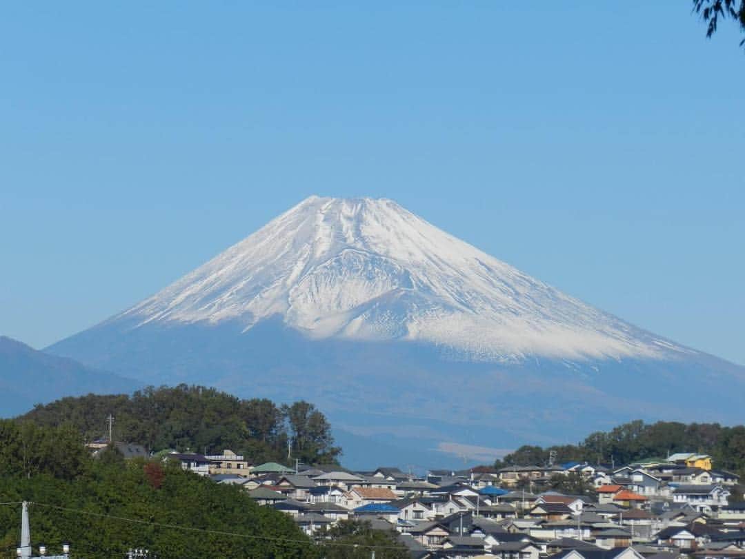 公益財団法人モラロジー研究所のインスタグラム：「本日（11月12日）の富士山。 静岡県函南町の廣池千九郎畑毛記念館から撮影。 #富士山 #富士 #モラロジー  #モラロジー 研究所 #廣池千九郎 #moralogy #fuji #mt fuji #japan」