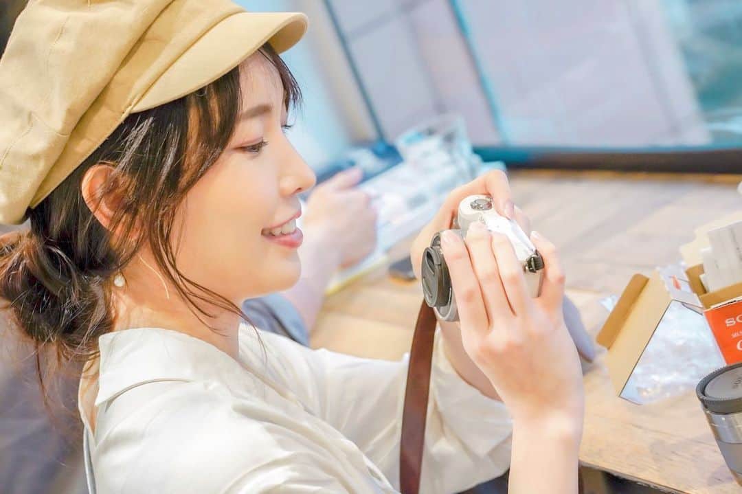 児玉アメリア彩さんのインスタグラム写真 - (児玉アメリア彩Instagram)「新しいおもちゃが手に入ってうきうきしてる子供。﻿ ﻿ ﻿ やっと単焦点レンズを購入したので背景ボケが楽しくてひたすらカメコしちゃう﻿ ﻿ 50mmなのでやっぱりポートレート向きだし人物撮りたいけど、これはこれで楽しいな﻿ ﻿ ﻿ ﻿ ﻿ ﻿ ﻿ #portrait #camera #cameragirl #japanesegirl #japanesemodel #sakephotography #sakebottle #カメラ女子 #カメラ好き #カメラさんぽ #カメラ初心者 #日本酒フォト」11月12日 16時32分 - aya_amelia_kodama