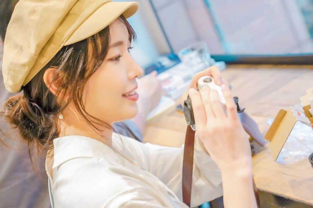 児玉アメリア彩さんのインスタグラム写真 - (児玉アメリア彩Instagram)「新しいおもちゃが手に入ってうきうきしてる子供。﻿ ﻿ ﻿ やっと単焦点レンズを購入したので背景ボケが楽しくてひたすらカメコしちゃう﻿ ﻿ 50mmなのでやっぱりポートレート向きだし人物撮りたいけど、これはこれで楽しいな﻿ ﻿ ﻿ ﻿ ﻿ ﻿ ﻿ #portrait #camera #cameragirl #japanesegirl #japanesemodel #sakephotography #sakebottle #カメラ女子 #カメラ好き #カメラさんぽ #カメラ初心者 #日本酒フォト」11月12日 16時32分 - aya_amelia_kodama