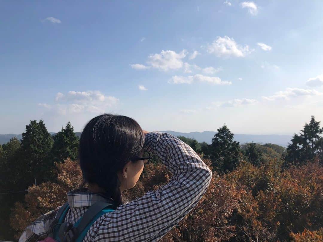 土井コマキさんのインスタグラム写真 - (土井コマキInstagram)「某日。べべチオ早瀬先生に付いて数年ぶりに登山。リハビリ登山。数分に一回「着いた？」と確認する始末。登山は休憩中に息が整って行くのが気持ちいい。 1人で登山やキャンプに行けるようになるのが目標。」11月12日 16時36分 - doikomaki