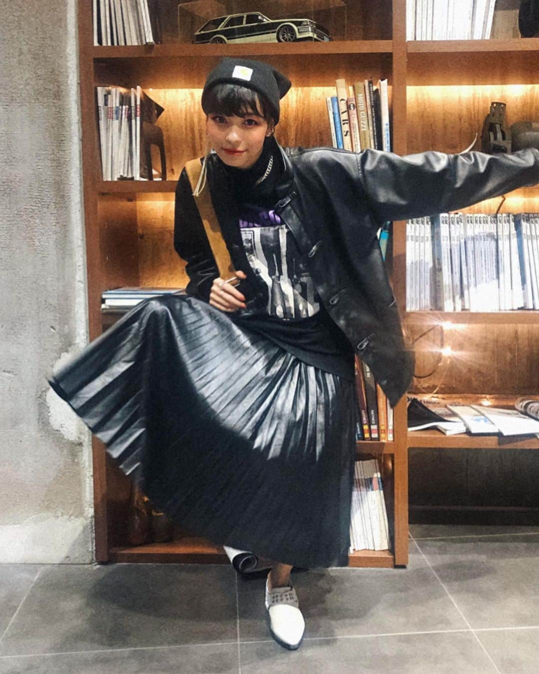 ジェニーのインスタグラム：「真っ黒のフェイクレザーのプリーツスカートと真っ黒のフェイクレザーカンフージャケット！それに真っ白のフェイクレザーのパンプス！ そして最後にそれを邪魔するように入ってくるコーデュロイのブラウンバッグ…最高過ぎだろおおお！  #vintage #加工もヴィンテージ風にしてみた！#黒好きなのよね　#スカート #ニット帽 #バッグ #全部下北沢店で買ったよ！#かわいくない！？#今週中に古着の動画を出すよ✌︎ #いいいいねえええええ」
