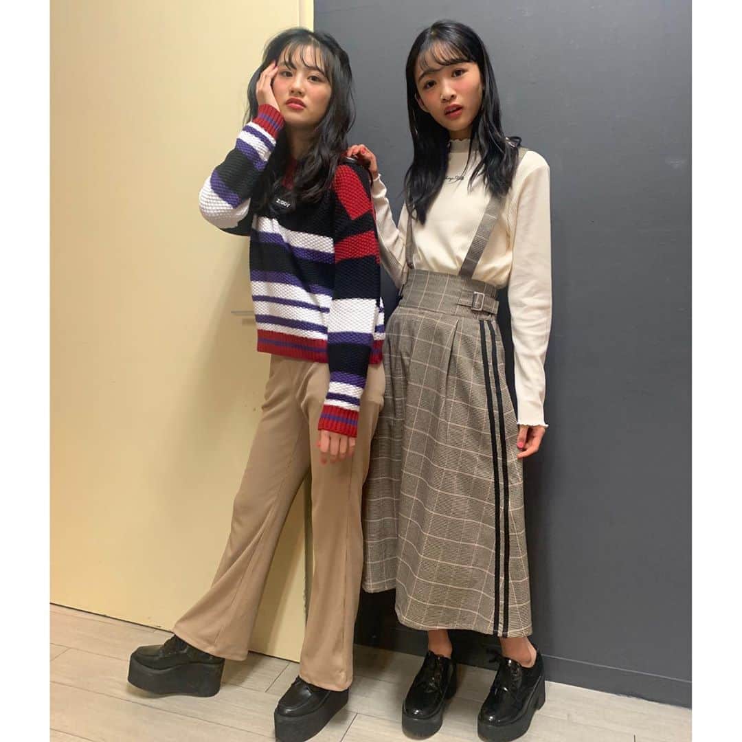 ニコ☆プチのインスタグラム：「大人な気分のルキ&アヤカの私服✨﻿ ﻿ ﻿ 変顔をはさみつつ〜顔を近づけていったら、途中で恥ずかしくなってしまった(≧∀≦)﻿ ﻿ ﻿ #ニコプチ﻿ #関谷瑠紀﻿ #中山あやか﻿ #プチモの私服﻿ #ラブラブプチモ」