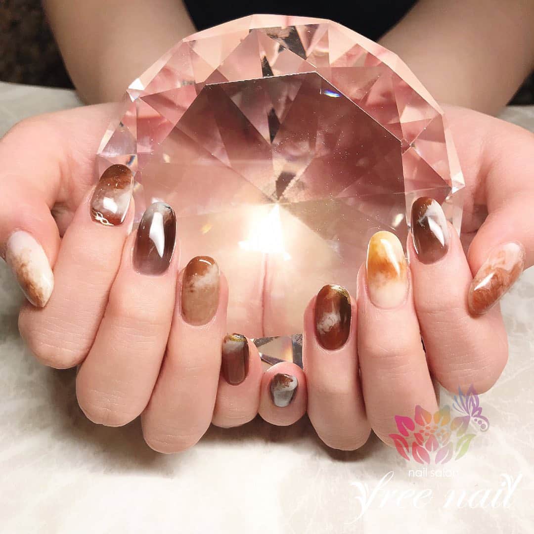 free nail フリーネイルのインスタグラム：「. お客様ネイル💅🏻🦊✨ . 秋色べっ甲ネイル🍁✨ . 大人っぽくておしゃれ🌜💫 . ご来店ありがとうございました🙇🏻‍♀️🙇🏻‍♀️🙇🏻‍♀️💗 . #ネイルアート #ジェルネイル #ネイルサロン #大阪ネイルサロン #ネイルデザイン #ネイルチェンジ #べっ甲ネイル #マーブルネイル #大理石ネイル #メタリックネイル #ブラウンネイル #ベージュネイル #デザインネイル #トレンドネイル #シンプルネイル #大人ネイル #上品ネイル #秋ネイル #autumnnails #nailsart #nailsdid #美甲 #日式美甲 #日式美甲胶 #日本美甲师 #日本美甲老师 #美甲上课 #日本胶 #フリーネイル #freenail」