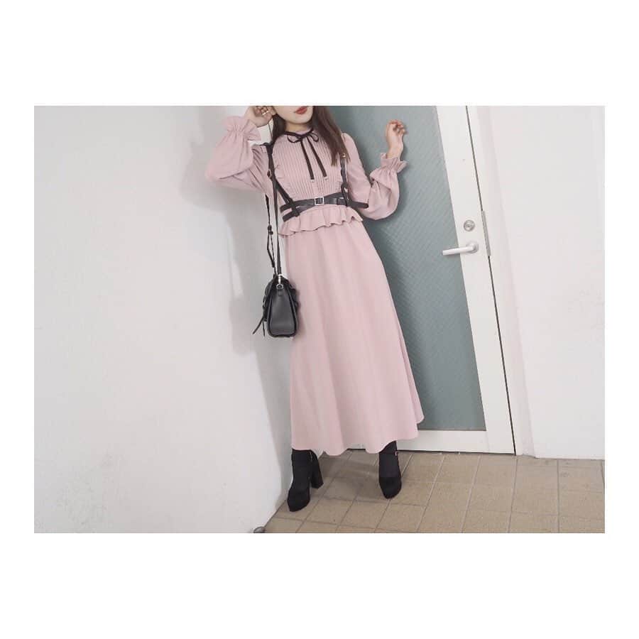 のインスタグラム：「11.12 update... #EATME #NOVEMBER #NEW #ITEM #🌹 ハーネス、バッグ、パンプス➡︎発売中 ワンピース➡︎11.12発売予定 ソックス➡︎参考商品 . TOP画面のURLからEATME WEB  STOREをCHECK💁🏻‍♀️ @eatme_japan . メイドライクマキシワンピース（ #ONEPIECE ） ¥14,500（＋tax） COLOR🎨:PNK.BLU.BLK SIZE📐:S.M . クロスハーネスベルト（ #HARNESS ） ¥6,000（+tax） COLOR🎨:BLK . ガーターデザインフリルフラップBAG（ #BAG ） ¥12,700（＋tax） COLOR🎨:BLK.PNK . クロスストラップパンプス（ #PUMPS ） ¥13,000（+tax） COLOR🎨:BLK.PPL.BLU SIZE📐:S（22.5cm) M（23.5cm）、L（24.5cm） . #EATME_COORDINATE #eatmejapan #イートミー #fetishmode #2019aweatme #VINTAGEAFTERNOONTEA #益若つばさ #tsubasamasuwaka #fashion #japan #tokyo #harajuku #osaka #umeda #原宿 #大阪 #梅田エスト #instagood #like4like」