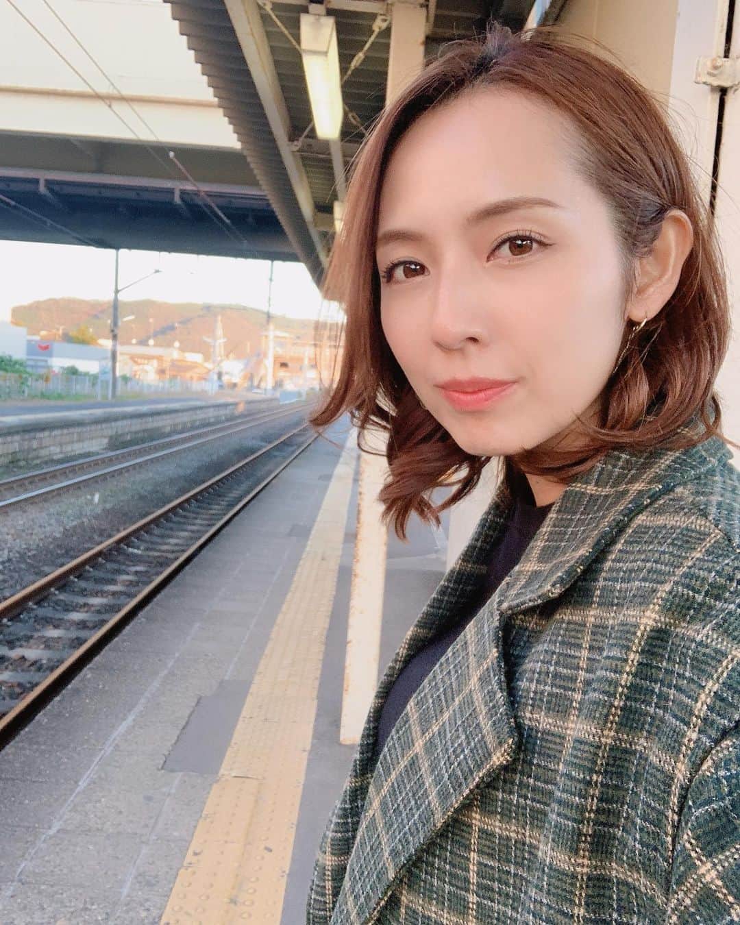 若林翔子のインスタグラム：「ロケ終わり。﻿ ひさびさ電車に乗りまーす。﻿ ここの駅のホームの雰囲気、なんかいいわ〜﻿ ﻿ 今日も素敵な出会いたくさんでしたよん🥰  取材先で会った１歳の女の子が可愛くて悶絶…  写真撮れば良かったーーー😭 ﻿ ﻿#毎週月曜 #KHB #チャージ！ ﻿ #旬感さんぽ　#槻木駅　﻿ #1」