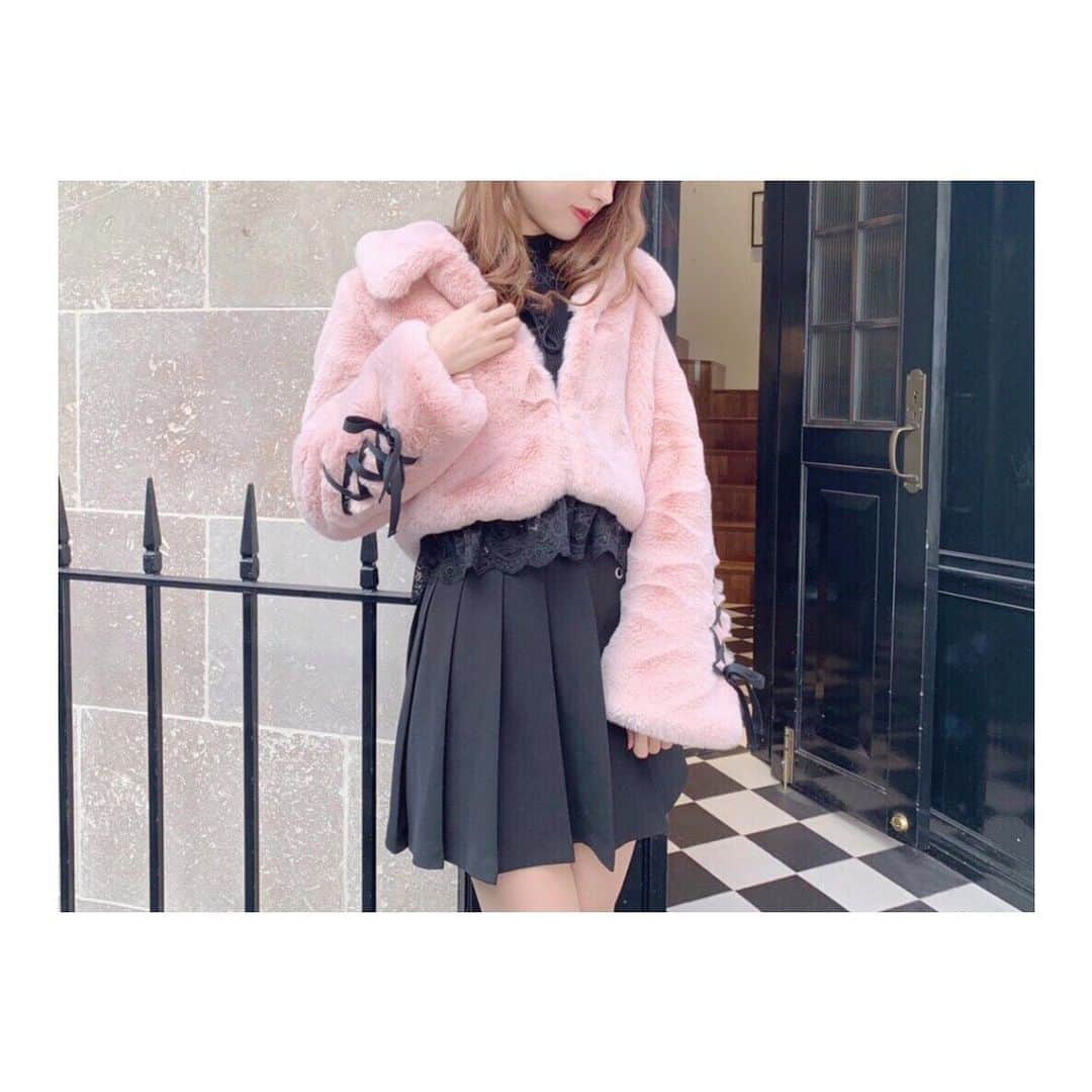 のインスタグラム：「11.12 update... #EATME #NOVEMBER #NEW #ITEM #🌹 スカート➡︎発売中 コート、トップス➡︎11.12発売予定 . TOP画面のURLからEATME WEB  STOREをCHECK💁🏻‍♀️ @eatme_japan . レースアップスリーブフェイクファーコート（ #COAT ） ¥18,000（＋tax） COLOR🎨:PNK.BLK SIZE📐:FREE . FRONTレースアップニットトップ（ #TOP ） ¥8,000（＋tax） COLOR🎨:BLK.O/WHT.CML SIZE📐:FREE . アシンメトリープリーツスカート（ #SKIRT ） ¥9,000（＋tax） COLOR🎨:BLK.PNK.MIX SIZE📐:S.M . #EATME_CODE #eatmejapan #イートミー #fetishmode #2019aweatme #VINTAGEAFTERNOONTEA #益若つばさ #tsubasamasuwaka #fashion #japan #tokyo #harajuku #osaka #umeda #原宿 #大阪 #梅田エスト #instagood #like4like」