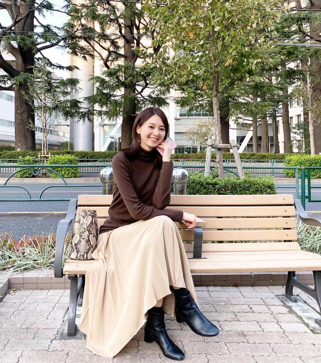 橋本まゆのインスタグラム：「秋晴れの日🌰﻿ ﻿ ベージュ×ブラウン﻿ 大好きな組み合わせ🍁﻿ ﻿ この日は羽織りものがないと肌寒かった😂﻿ 今週末は更に寒くなるみたいなので皆さん体調に気をつけてください。﻿ ﻿ そろそろタイツの出番かな🙄♡ ﻿ #シンプルコーデ#ブラウンコーデ#秋#iphoneカメラ服﻿#outfit#ootd#coordinate#fashion」