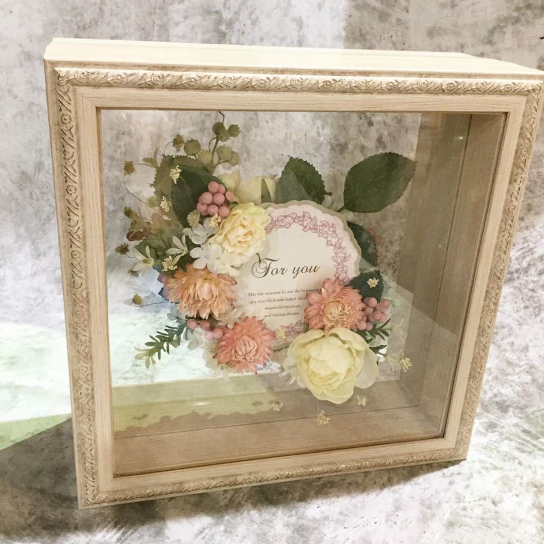 横浜ディスプレイミュージアムのインスタグラム：「新しいフレームが入荷しました！ デザインが施された縁取りの両面お使い頂ける優れもの^_^ 裏表で2wayでアレンジをお楽しみいただけますね♪ ブライダルアレンジにもおすすめです！ マグネット式ですので、入れ替えもスムーズです！ 2階花器売場にて販売中。 ¥4800〜サイズ違いもございます  #横浜ディスプレイミュージアム #株式会社ポピー #横浜 #ディスプレイ#アーティフィシャルフラワー #フラワーアレンジメント #フラワーデザイン #インテリア雑貨 #インテリア#インテリアコーディネート#スタイリスト#装飾#デコレーション #花のある暮らし #花好きな人と繋がりたい #display #yokohama #flowerarrangement #interiordesign #artficialflower #flowerstagram #フレーム」