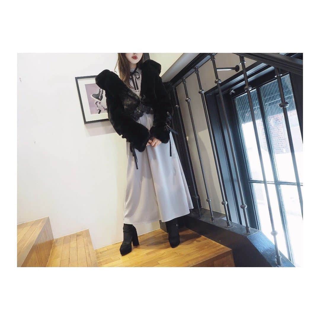 のインスタグラム：「11.12 update... #EATME #NOVEMBER #NEW #ITEM #🌹 パンプス➡︎発売中 コート、ワンピース➡︎11.12発売予定 ソックス➡︎参考商品 . TOP画面のURLからEATME WEB  STOREをCHECK💁🏻‍♀️ @eatme_japan . レースアップスリーブフェイクファーコート（ #COAT ） ¥18,000（＋tax） COLOR🎨:BLK.PNK SIZE📐:FREE . メイドライクマキシワンピース（ #ONEPIECE ） ¥14,500（＋tax） COLOR🎨:BLU.PNK.BLK SIZE📐:S.M . クロスストラップパンプス（ #PUMPS ） ¥13,000（+tax） COLOR🎨:BLK.PPL.BLU SIZE📐:S（22.5cm) M（23.5cm）、L（24.5cm） . #EATME_COORDINATE #eatmejapan #イートミー #fetishmode #2019aweatme #VINTAGEAFTERNOONTEA #益若つばさ #tsubasamasuwaka #fashion #japan #tokyo #harajuku #osaka #umeda #原宿 #大阪 #梅田エスト #instagood #like4like」