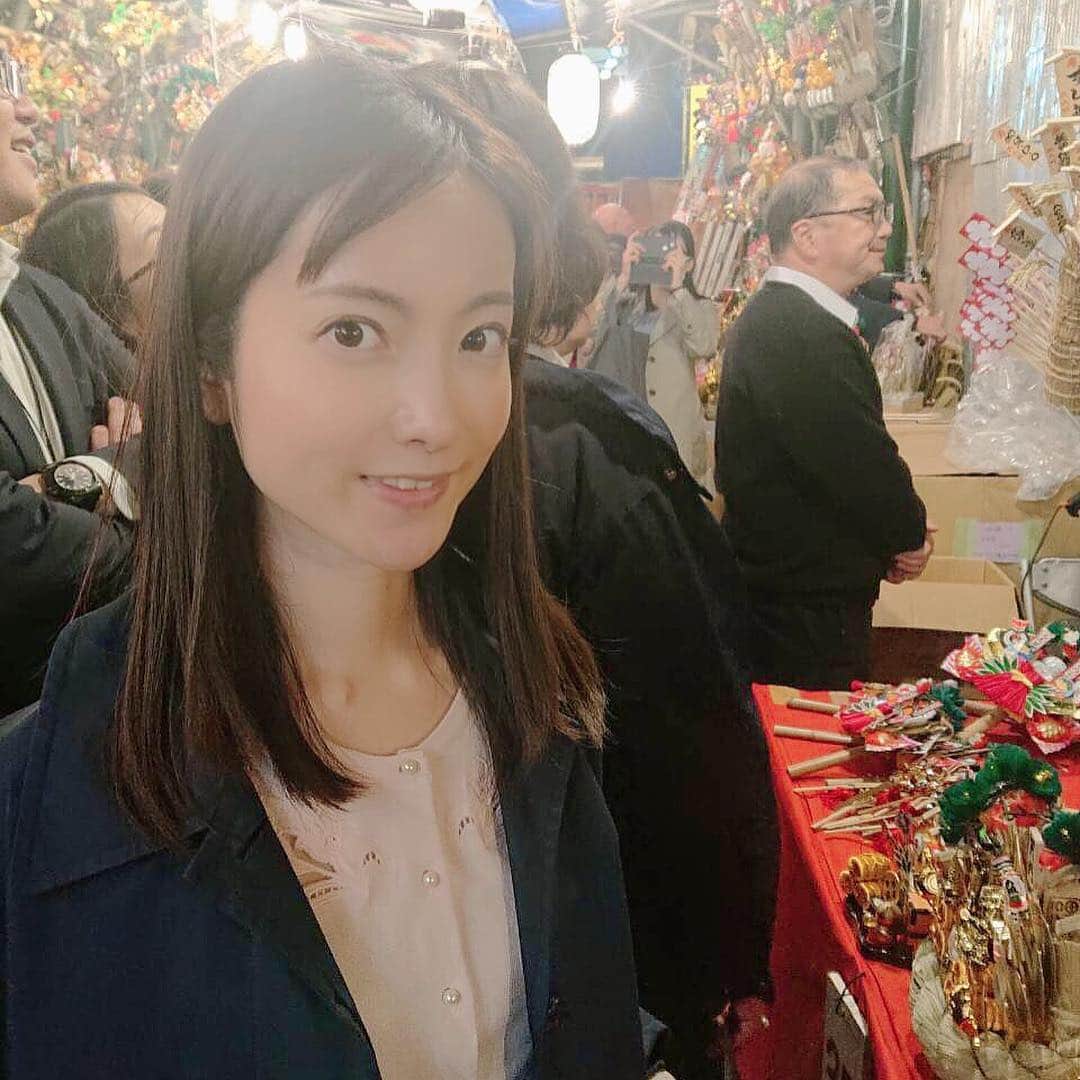 天明麻衣子のインスタグラム：「毎年恒例の酉の市へ！  今年は二の酉までしかなくて、しかも一の酉が金曜日。一の酉に花園神社に行ったら、信じられないくらいの混みようでした💦SNS映え？するからか、外国人観光客もたくさん。  お詣りは断念したけど、来年の干支のねずみが付いた可愛い熊手をゲットできたので満足です😊 #酉の市 #一の酉 #花園神社 #新宿 #熊手 #来年はねずみ年」