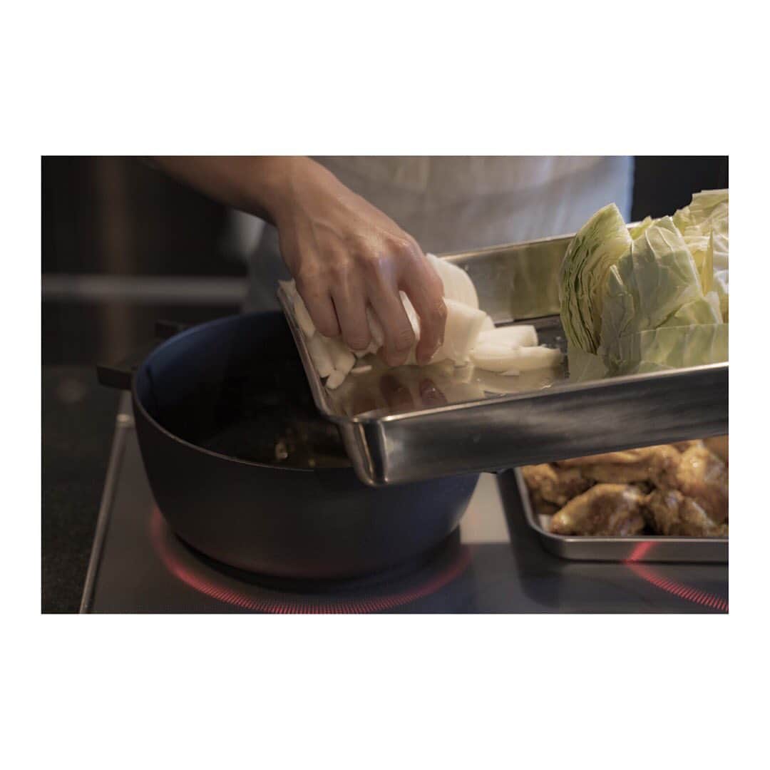 中本千尋さんのインスタグラム写真 - (中本千尋Instagram)「ovject meets CHIHIRO NAKAMOTO Recipe for YOU  季節のレシピ3品目はクリスマスチキンのスパイス煮込み。  スパイスの風味で香ばしくソテーした鶏肉を、玉ねぎ、キャベツと一緒に白ワイン、ハーブ、バターでしっかり煮込みます。  クリスマスの季節にあわせた暖かいレシピです。  レシピは @ovject のプロフィールURLから https://ovject.jp/recipe3  #ovject #designproduct #recipeforyou #recipe #kitchenware #dishes #christmas #spice #stew  #christmasrecipes」11月12日 17時09分 - chihiro_nakamoto