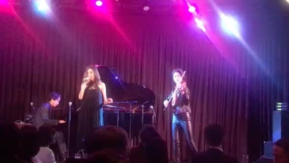 ステファニーのインスタグラム：「先日VIOLIZMの皆様と歌わせていただきました🎻この形態でライブをするのはとても新鮮で楽しかったです！ありがとうございました😊 What an honor to be able to perform with such an amazing group! Thank you VIOLIZM for welcoming me on stage to perform with you guys.」