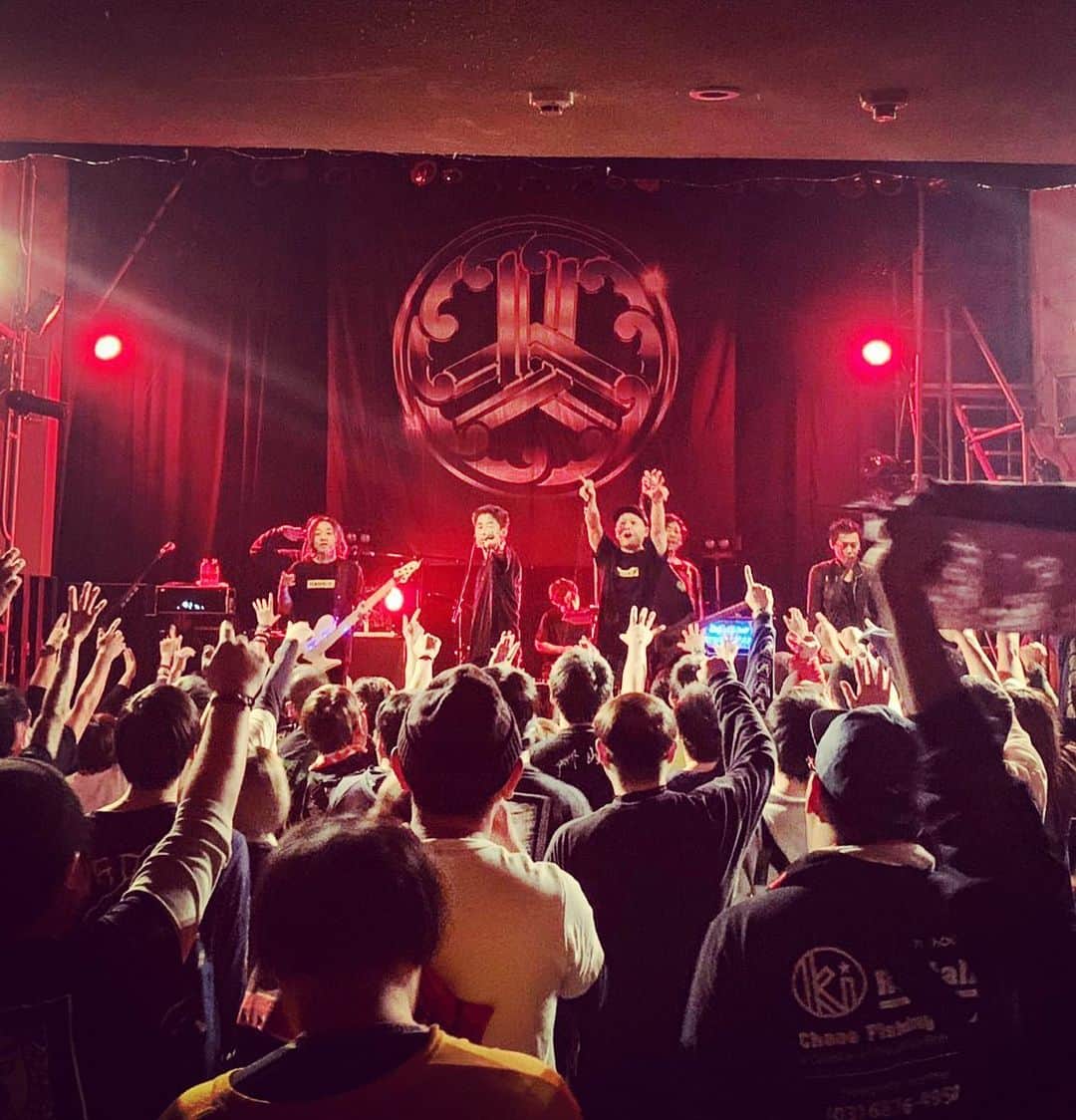 KAI_SHiNEのインスタグラム：「1109 極音TOUR #11 @高松 DIME🍲 個人的にはかなり久々の高松で、山嵐加入後では初四国(バンド自体15年以上ぶり⁈) のこの日。奇跡的なタイミングで行けた上に、スゲぇ熱く迎えてくれてマジで嬉しかった‼︎ また絶対行きます🔥🔥🔥 Thanxxx‼︎👍👍👍✨ ﻿ #山嵐 #SHADOWS #極音tour #day11 #takamatsu #kagawa #dime  #livehouse #live #life #vibe  #tour #journey #yamaarashi  #感謝 #jp」