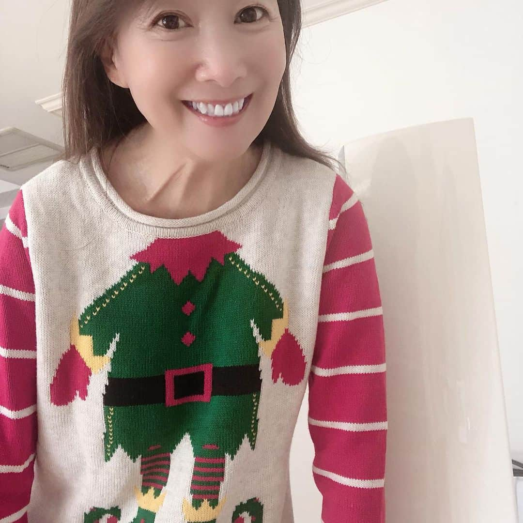 アグネス・チャンさんのインスタグラム写真 - (アグネス・チャンInstagram)「Christmas sweater from my youngest son. Not Christmas yet, but cannot wait to get into the spirit. Love and Hope. Forgiveness and salvation. まだクリスマスではないけど、三男から貰ったクリスマスセーターを着てます。クリスマスの精神の愛と平和、寛容と救いを早めに心に。」11月12日 17時17分 - agneschan1