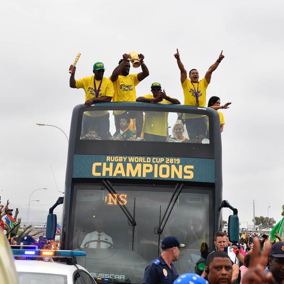 ラグビー南アフリカ代表さんのインスタグラム写真 - (ラグビー南アフリカ代表Instagram)「Thank you South Africa for the last week, what an incredible experience it has been bringing the trophy home to all of you! 🏆 #ChampionsTogether」11月12日 17時19分 - bokrugby