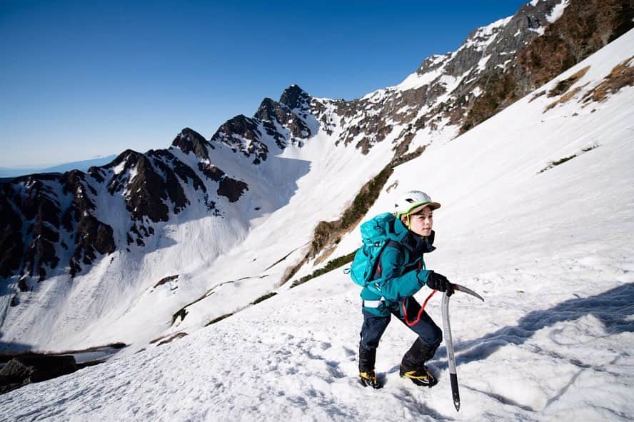 のインスタグラム：「マウンテンハードウェアの特設サイト 「CLIMB IN, BEYOND MYSELF. with Kira Nakagawa」 がオープンしました！ ・ 雪の北穂高へ向かった一泊二日 私にとってはとても大きな挑戦となりました ・ ・ 山々のスケールを伝える素晴らしい写真に あの日の自分をもう一度感じ直しながらテキストを添えさせていただきました ・ 自分の限界を超えていく一瞬一瞬 皆さんにもぜひ感じていただきたいです！ ・ ・ サイトへはマウンテンハードウェアの公式アカウント @mountainhardwear.jp のプロフィールにあるリンクからアクセス出来ます ぜひご覧ください！ ・ ・ #🏔 #雪山 #登山 #雪山登山  #涸沢カール #北穂高岳 #mountainhardwear #マウンテンハードウェア ・ photographer:小関信平 @shimpeikoseki  guide:杉坂勉」