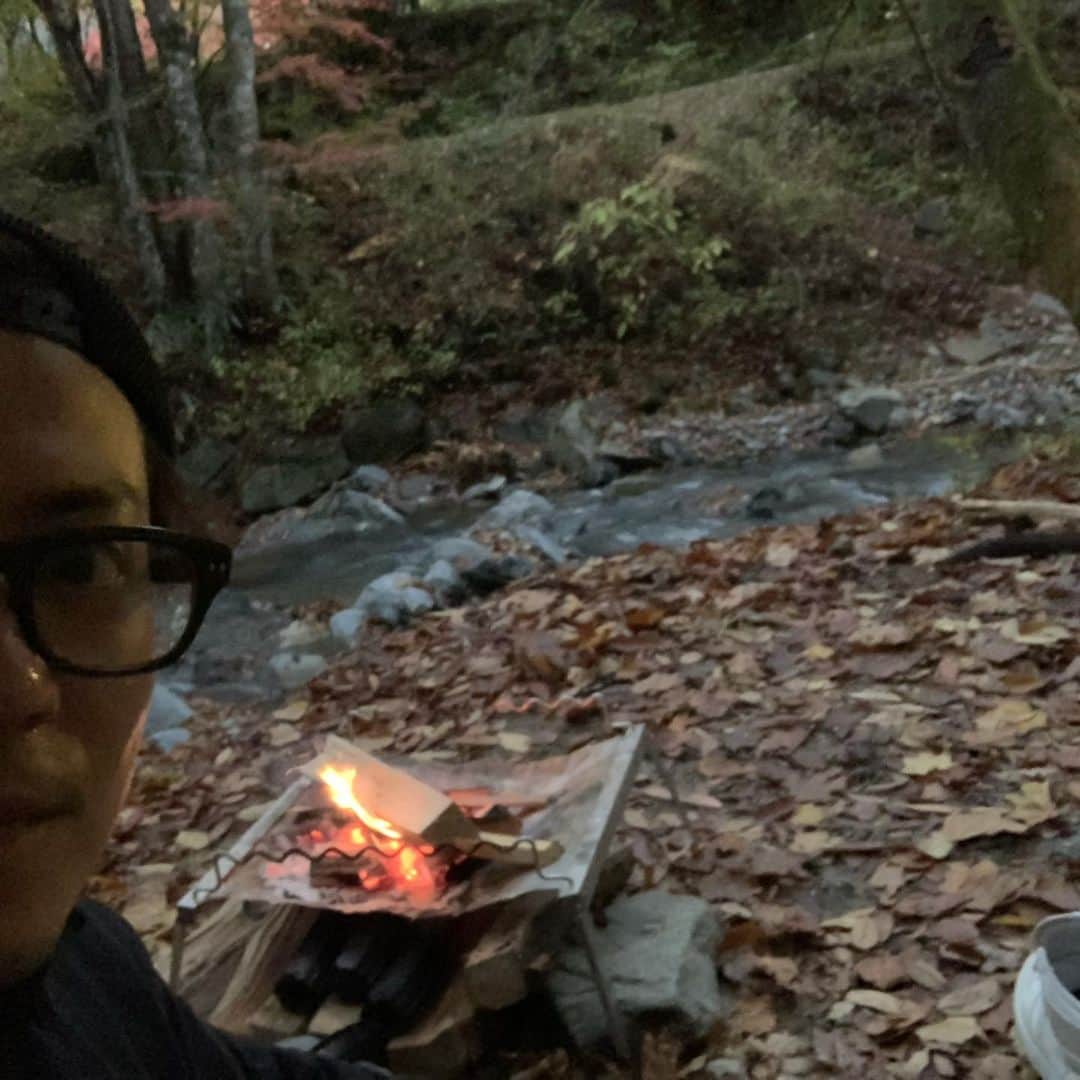 森公平さんのインスタグラム写真 - (森公平Instagram)「‪久々のキャンプ来たー😄‬ ‪キャンプ場の人が森の事を知ってくれるみたいで薪買ったら1束サービスしてくれた🥺‬ ‪良い人だ！なんて良い日だ！‬ ‪夜ご飯食べたらインスタライブをキャンプ場からやろうと思てます。  #キャンプ #camp #ソロキャンプ #キャンプツーリング」11月12日 17時21分 - mori_koheidesu