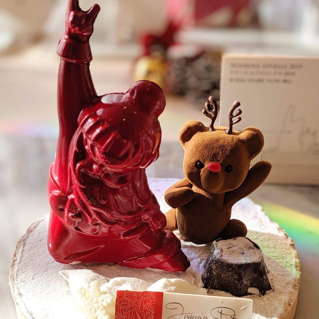 大見さなえさんのインスタグラム写真 - (大見さなえInstagram)「『#ルワンジュ東京 』クリスマス﻿ コレクション🤶🎄2019﻿ ご招待いただき行ってきました☺️🥂﻿ ﻿ サンタとトナカイくまちゃん可愛すぎる🐻💓﻿ ドーム型の中に入ったクマちゃんや、﻿ 箱もチョコで開けたら巨大ケーキが出てくる﻿ サプライズケーキも😍❄️﻿ ﻿ あげるのも貰っても嬉しいケーキばかり(*´꒳`*)🎂﻿ まだまだ載せたいケーキあるから続きは後日💓﻿ ﻿ さくらちゃんと共に癒されてきた(*´꒳`*)🌸﻿ ﻿ #louangetokyo #ルワンジュトーキョウ﻿ #クリスマスケーキ #ケーキ #可愛い﻿ #インスタ映え #めぐログ_六本木 #cake﻿ #クマ #くま #cute #pixelで撮影 #サンタ #クリスマス﻿」11月12日 17時30分 - tabe_megumi