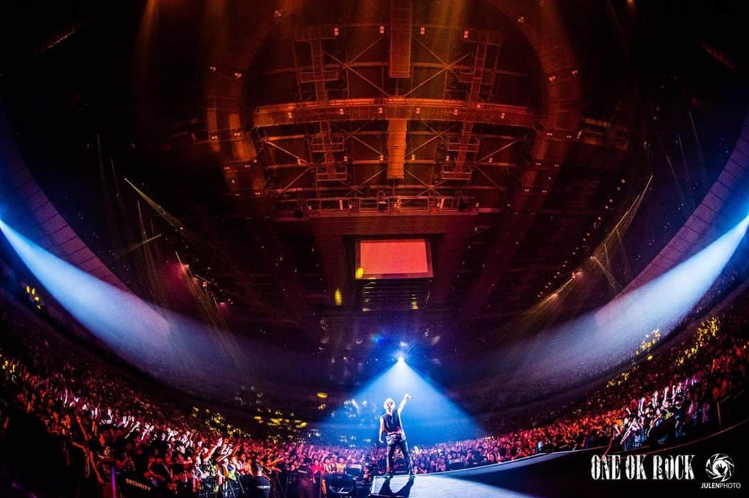 Julen Esteban-Pretelのインスタグラム：「@oneokrockofficial at Yokohama Arena - Day 1 #ONEOKROCK #EyeOfTheStorm #JapanTour #JulenPhoto #TOURDREAMS」