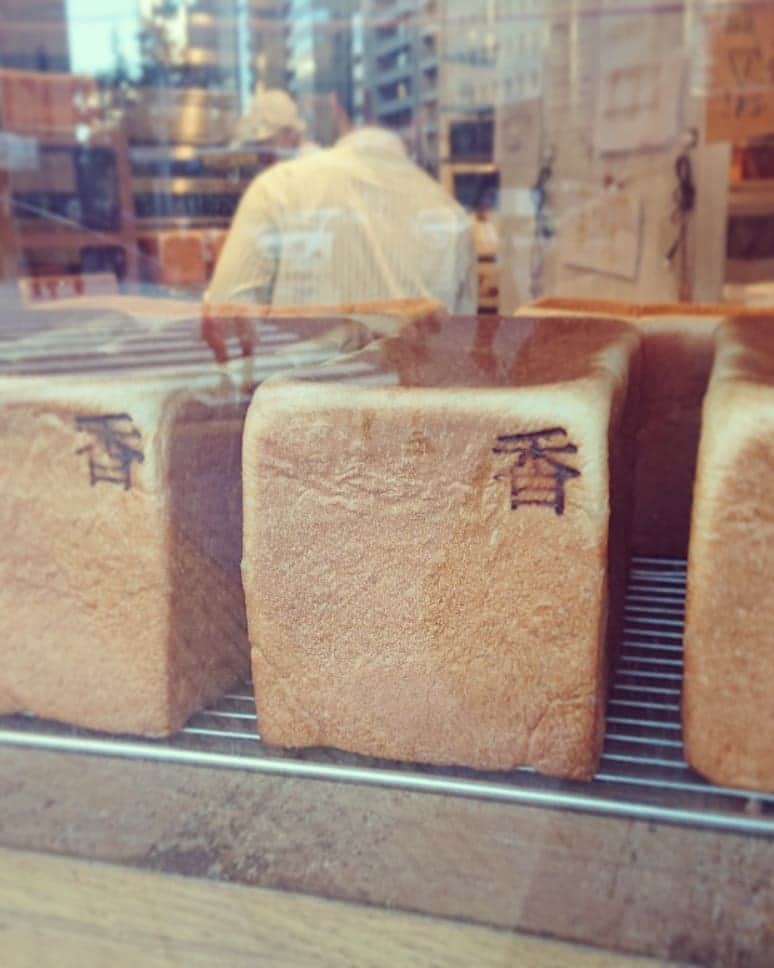 富永沙織さんのインスタグラム写真 - (富永沙織Instagram)「銀座からオーディションを終えての帰り道🌱 ・ おいしそうな食パンを発見🌱 ・ ウインドーショッピングもここは楽しい🍀 ・ #銀座 #ginza #高級食パン #オーディション #帰り道 #パン #bread #おいしそう」11月12日 17時25分 - saori_tominaga