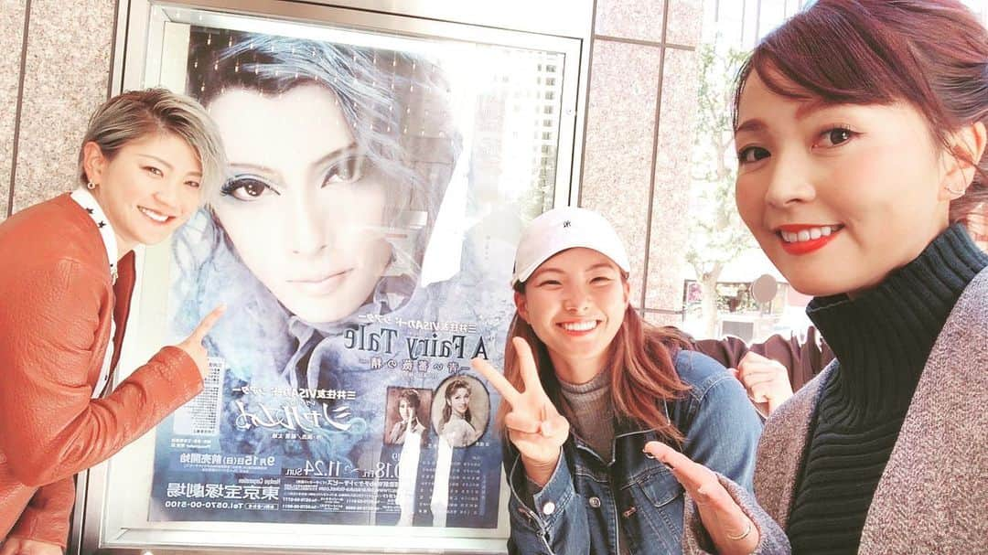 成田美寿々さんのインスタグラム写真 - (成田美寿々Instagram)「今日は花組公演！ #明日海りお　さん見納めでした… 毎回毎回の美の暴力っぷりがもう見れないとなると…涙😭😭 #瀬戸かずや　さん んーーー。お髭にスーツ。似合いすぎて困ります🥳❤️❤️ ザ！花男！！好きです🤤❤️❤️ #和海しょう　さん 毎度毎度の美声、ご馳走様です❤️ すべてがお麗しい…🤤🤤 そして今日一緒に観劇した #青木瀬令奈　と　#渋野日向子 としぶこのねーちゃん！ あー楽しかった❤️❤️ 充電完了です😍😍」11月12日 17時27分 - misuzunarita