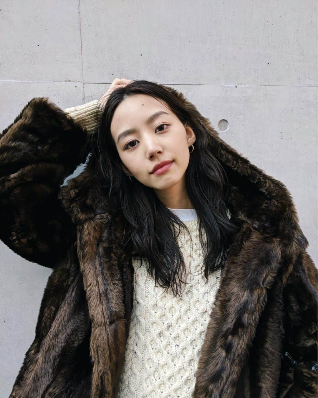Shiho Sasakiのインスタグラム：「そろそろfurアウターの季節ですね🐻 今年はフード付きのもあってどれが良いか迷っちゃうなぁ❤️ vintage感のある毛並みがとても好み✨ #MOUSSY#MOUSSYSNAP#pixelで撮影#baroque_pixel#team_pixel」