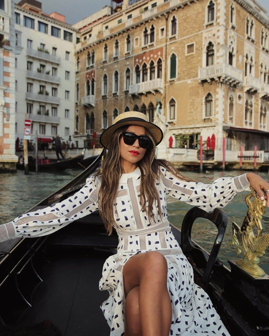 ジュリー・サリニャーナさんのインスタグラム写真 - (ジュリー・サリニャーナInstagram)「When your @mrselfportrait dress is perfect for a gondola ride. ❤️ #SelfPortraitAffair」11月12日 17時28分 - sincerelyjules