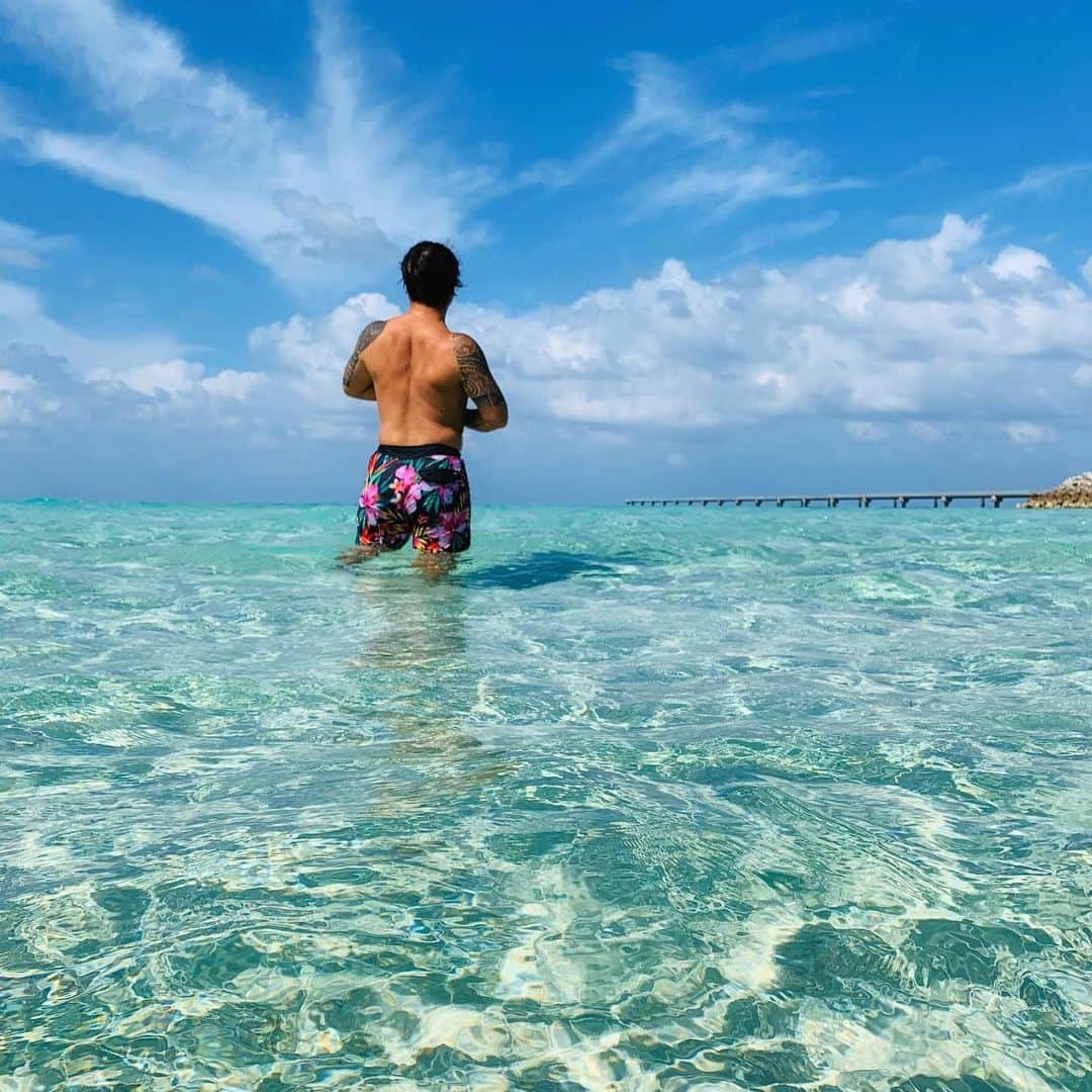 武元 裕太郎のインスタグラム：「最高の天気と最高の海🏖 日本じゃないみたいだ✨ ずっと旅行✈️していたい 地球を遊び回りたい  #地球で遊ぼう #タビオ#旅行#海外タビジョ#自由#人生#楽しみ#楽しんだもの勝ち#海#南国#trip#飛行機#海好きとつながりたい #南国好きな人と繋がりたい #リゾートバイト#宮古島#17エンド」