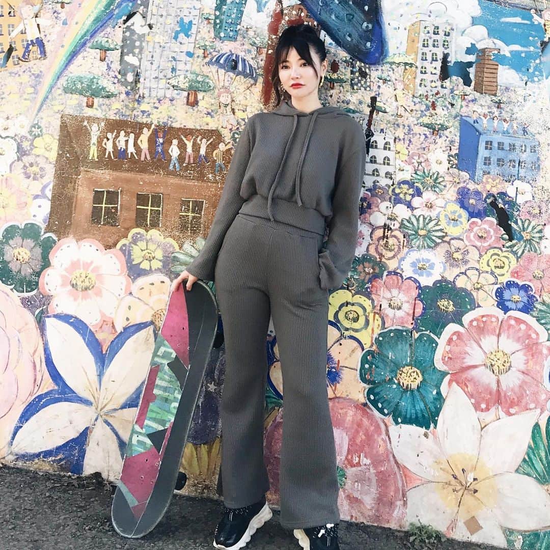 クリスティン・ウェイのインスタグラム：「New hobby!? Let’s go.. #outfit #friends #fahsionlove#logos  #logodesigns  #welovefashion」