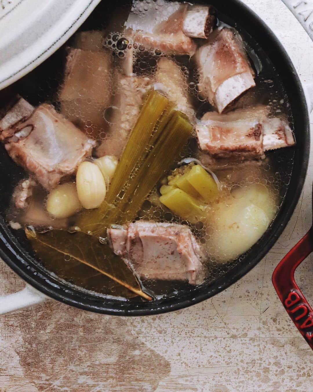 樋口正樹さんのインスタグラム写真 - (樋口正樹Instagram)「Soup Stock . 豚のスペアリブと 葱などで煮出した ボーンブロスと🦴 野菜の皮やヘタや 茎などを煮出した けっこう濃いめの ベジタブルブロス。 これを飲んでると 体調よくなります。 . . #スープストック #ボーンブロス #ベジタブルブロス #アンチエイジング #ファイトケミカル #栄養豊富 #風邪予防 #体質改善 #ストウブ #staub #soupstock  #vegetablebroth #bonebroth」11月12日 17時48分 - higuccini