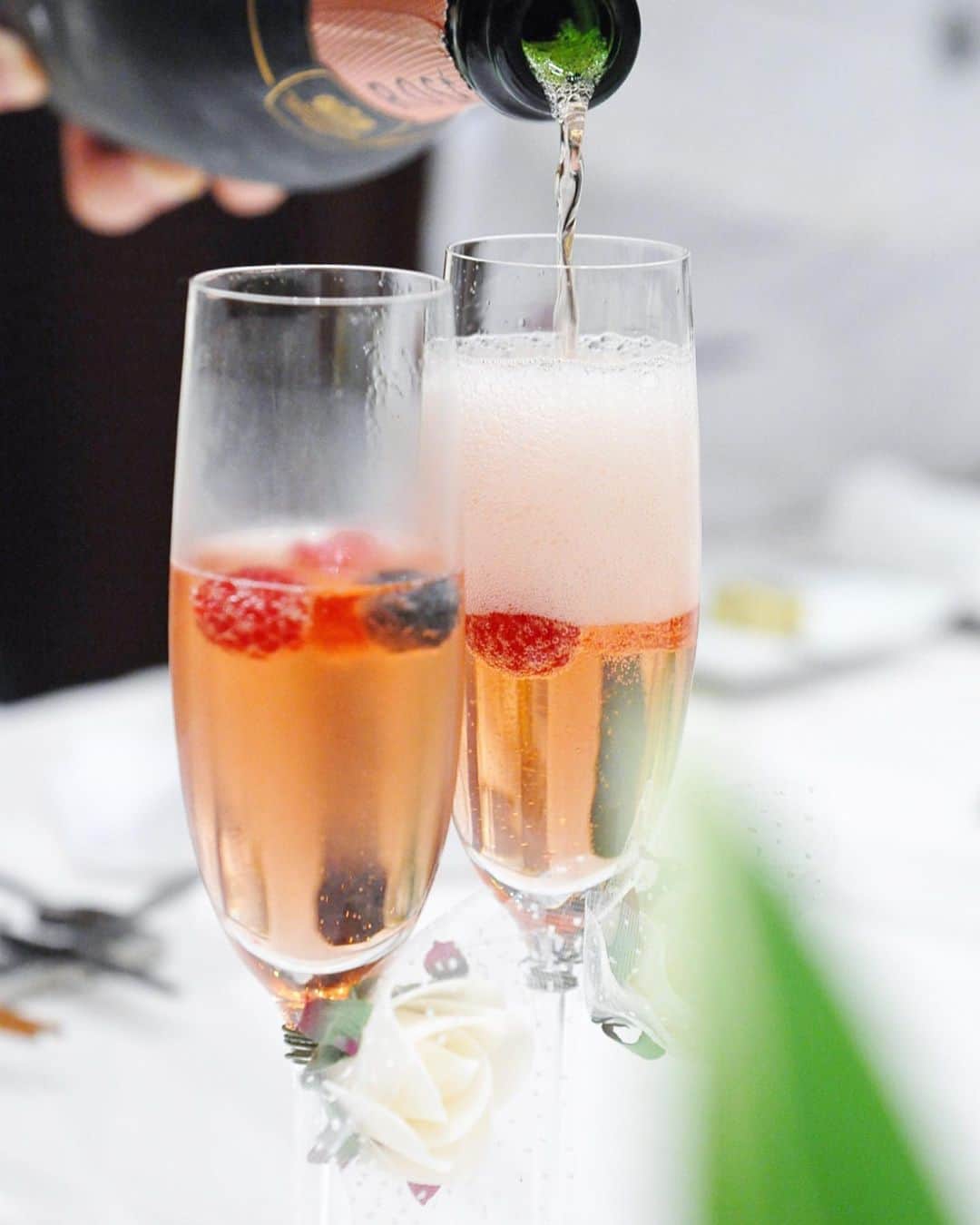東京タワーの麓の結婚式さんのインスタグラム写真 - (東京タワーの麓の結婚式Instagram)「🗼 冬シーズンにおすすめのグラスコーディネート🥂 実は様々なコーディネートができるシャンパングラス。 . グラスに引っかけたり乗せるタイプの#席札  ロゼなどのピンク色の#乾杯酒  タキシードやドレスなどの#グラスドレス  グラスにベリーを入れる#シャンパンベリー . どれか取り入れるだけでも 会場がとてもフォトジェニックで 華やかになりますよ✨ . ぜひウェディングプランナーに 相談してくださいね💕 .  詳細は➡(@theplaceoftokyo)まで♡ . #theplaceoftokyo #プレイスオブトウキョウ #東京タワー #東京タワー🗼 #東京タワーで結婚式 #東京タワーが好き #インスタジェニック婚 #tokyotower #wedding #プレ花嫁 #卒花嫁 #2019冬婚 #結婚式準備 #結婚式場探し #式場探し #東京花嫁 #関東プレ花嫁 #日本中のプレ花嫁さんと繋がりたい #東京タワーが見える #東京タワーの真下 #会場装花 #会場コーディネート #冬婚2019 #冬婚」11月12日 17時42分 - theplaceoftokyo