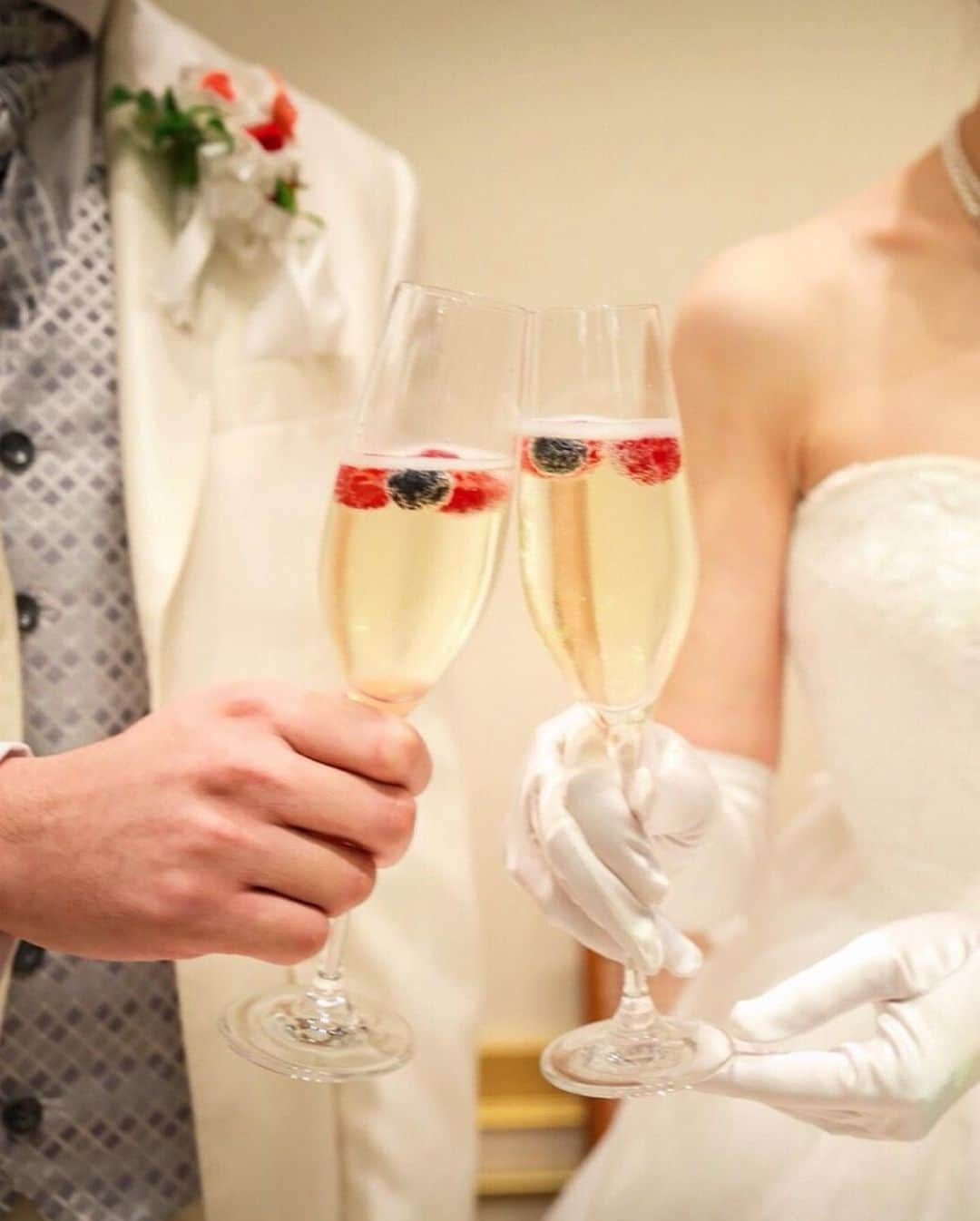 東京タワーの麓の結婚式さんのインスタグラム写真 - (東京タワーの麓の結婚式Instagram)「🗼 冬シーズンにおすすめのグラスコーディネート🥂 実は様々なコーディネートができるシャンパングラス。 . グラスに引っかけたり乗せるタイプの#席札  ロゼなどのピンク色の#乾杯酒  タキシードやドレスなどの#グラスドレス  グラスにベリーを入れる#シャンパンベリー . どれか取り入れるだけでも 会場がとてもフォトジェニックで 華やかになりますよ✨ . ぜひウェディングプランナーに 相談してくださいね💕 .  詳細は➡(@theplaceoftokyo)まで♡ . #theplaceoftokyo #プレイスオブトウキョウ #東京タワー #東京タワー🗼 #東京タワーで結婚式 #東京タワーが好き #インスタジェニック婚 #tokyotower #wedding #プレ花嫁 #卒花嫁 #2019冬婚 #結婚式準備 #結婚式場探し #式場探し #東京花嫁 #関東プレ花嫁 #日本中のプレ花嫁さんと繋がりたい #東京タワーが見える #東京タワーの真下 #会場装花 #会場コーディネート #冬婚2019 #冬婚」11月12日 17時42分 - theplaceoftokyo